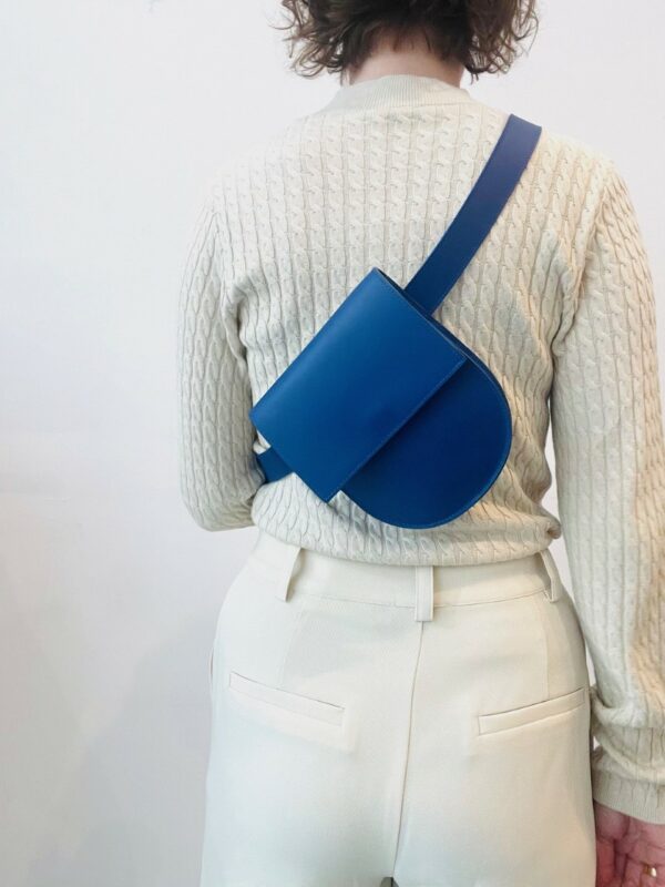 halfmoon-beltbag-lapis-mieke-dierckx