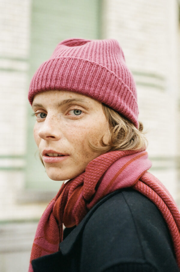 wolvis-beanie-mauve-red