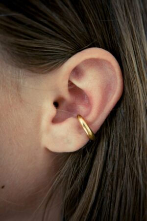 Alternative view of Enfold Ear Cuff | Silver, silver - Bandhu